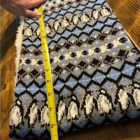 Vera Bradley Cozy Cowl Playful Penguins Intarsia Sherpa Lined Infinity Scarf - Picture 9 of 10